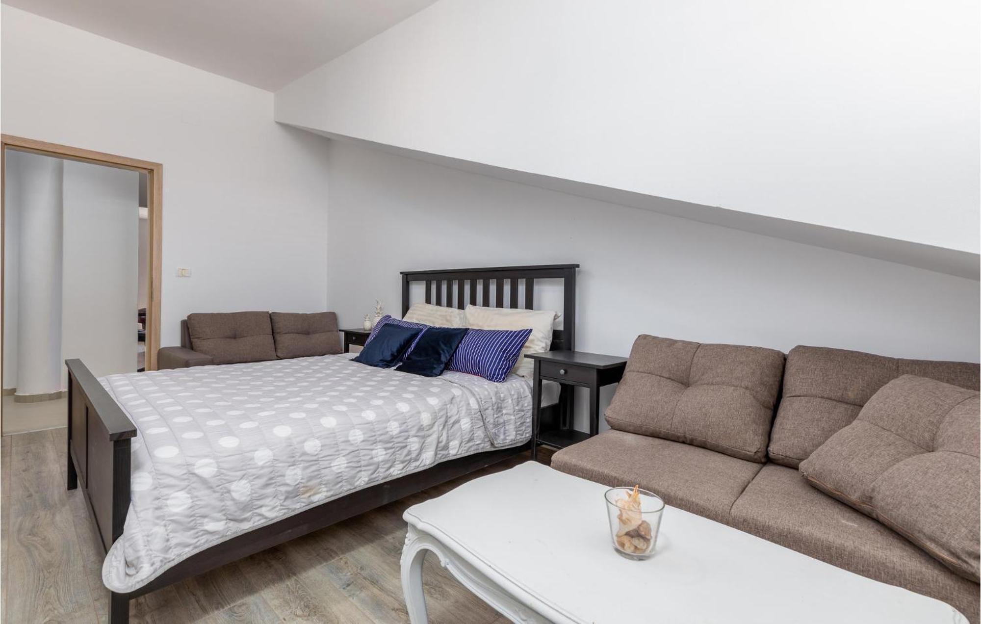 Awesome Apartment In Pula With Wifi ภายนอก รูปภาพ